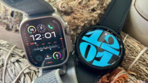 O Apple Watch Ultra 2 (esquerda) e o Samsung Galaxy Watch 6 Classic (direita) lado a lado