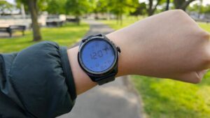 Um dos melhores smartwatches Android que usei não é Google ou Samsung (e tem um desconto de US$ 100)