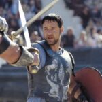 Russell Crowe empunha uma lâmina em cena do filme Gladiador.