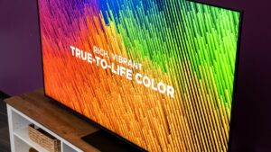 Uma das melhores TVs QLED que testei não é fabricada pela Hisense ou Samsung (e tem um desconto de US$ 500)