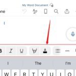 O aplicativo móvel Microsoft Word, com as ferramentas de edição destacadas na parte inferior da tela.