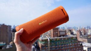 Você deveria levar este alto-falante Bluetooth da Sony (que custa menos de US $ 100 no momento) para a praia