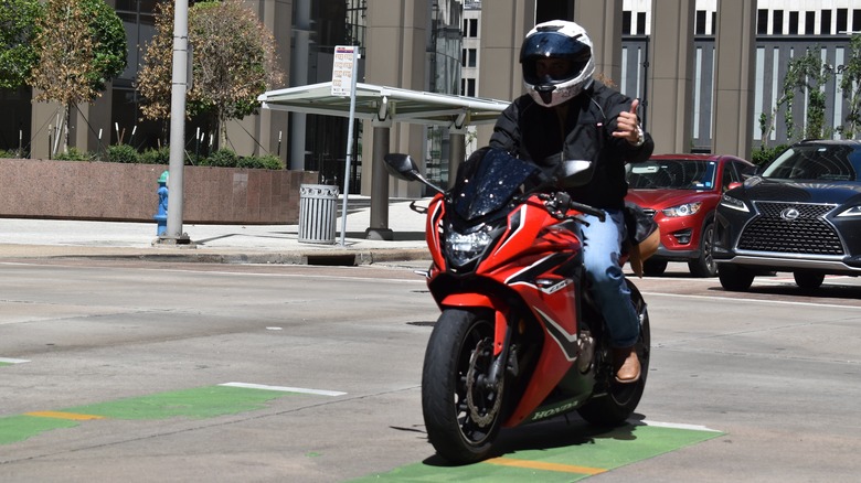 Gestos de motociclista com uma mão