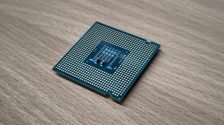 Uma CPU em uma mesa de madeira