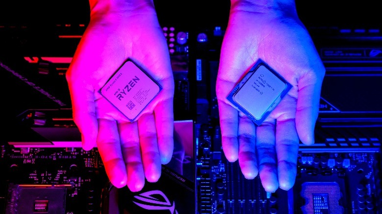 Pessoa segurando uma CPU AMD e Intel em mãos diferentes