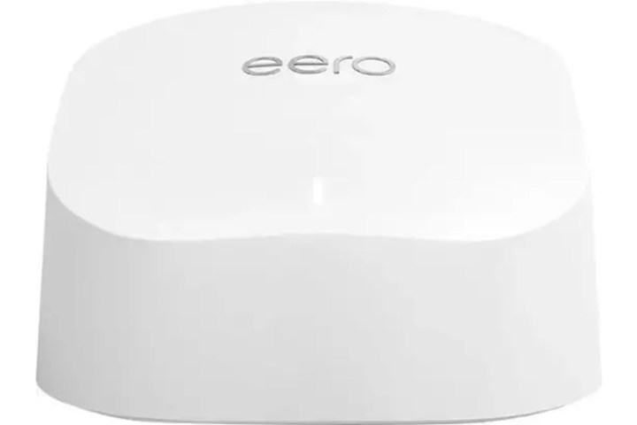 O roteador Eero 6 AX1800 Mesh Wi-Fi 6 em um fundo branco.