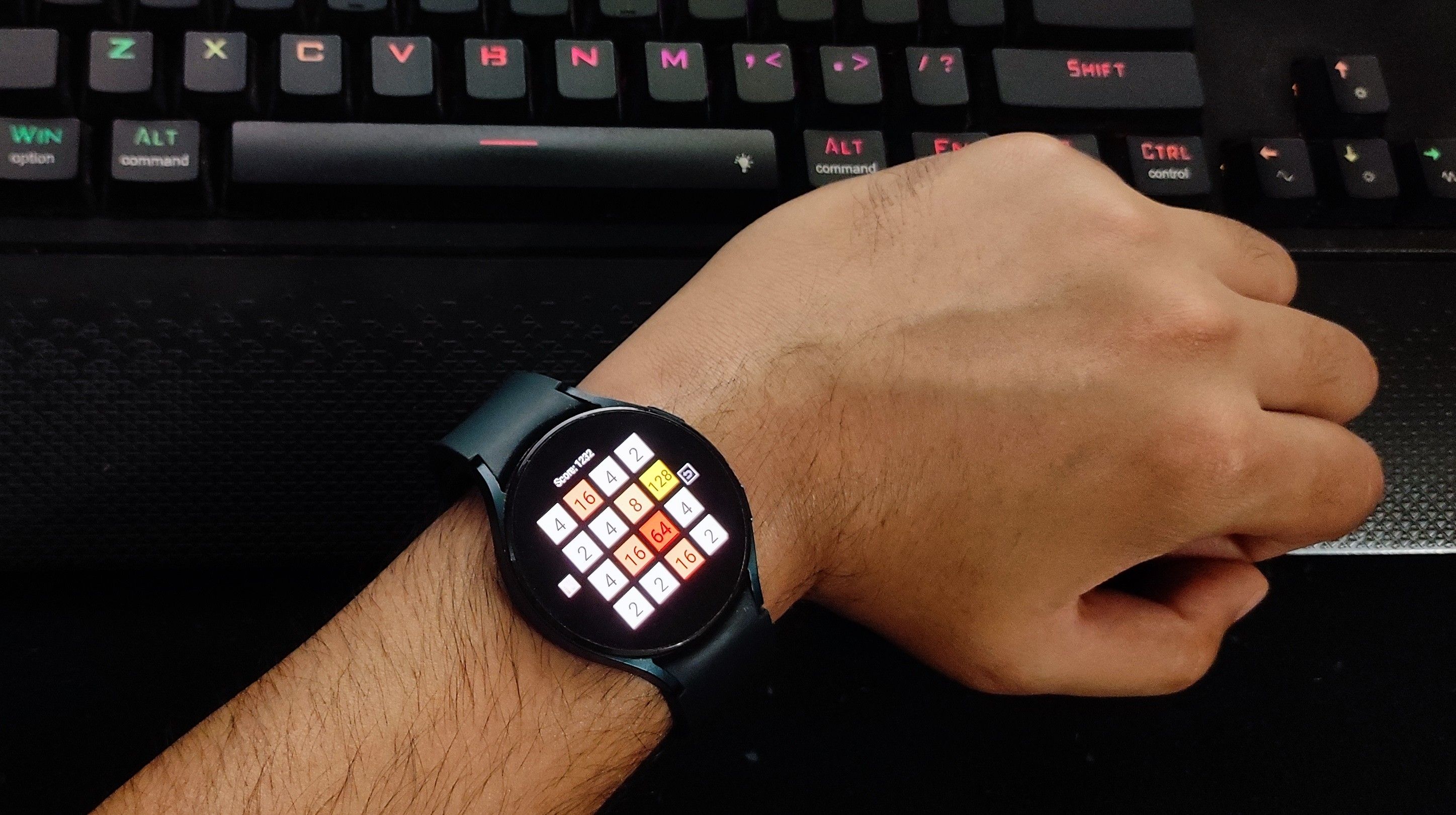 Jogando 2048 no Galaxy Watch 4.