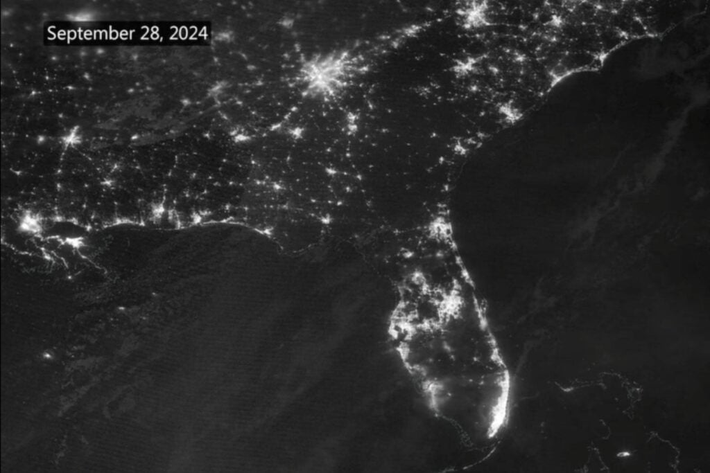 Uma visão noturna das quedas de energia no sudeste dos Estados Unidos após o furacão Helene.