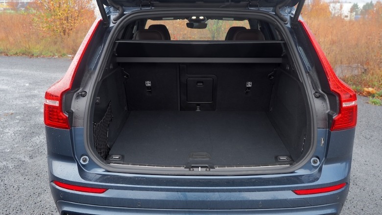 XC60 com porta-malas aberto