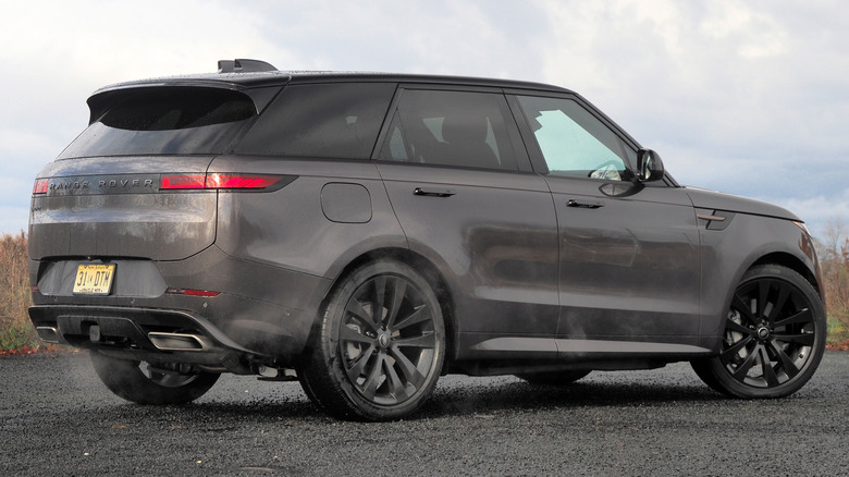 2025 Range Rover Sport PHEV traseiro 3/4