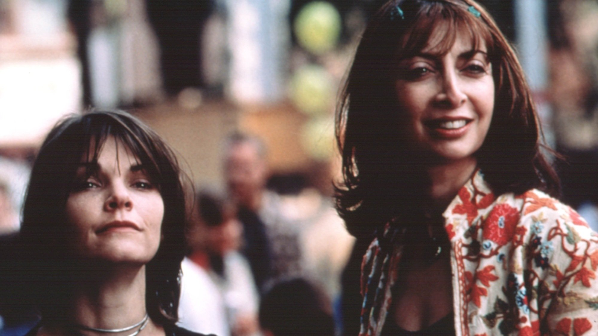 Kathryn Erbe e Illeana Douglas como as irmãs Maggie e Lisa em 