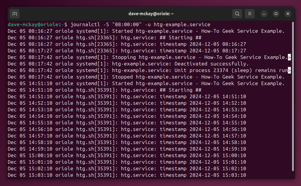 Usando o comando journalctl para mostrar entradas de log do sistema relacionadas a um serviço específico.