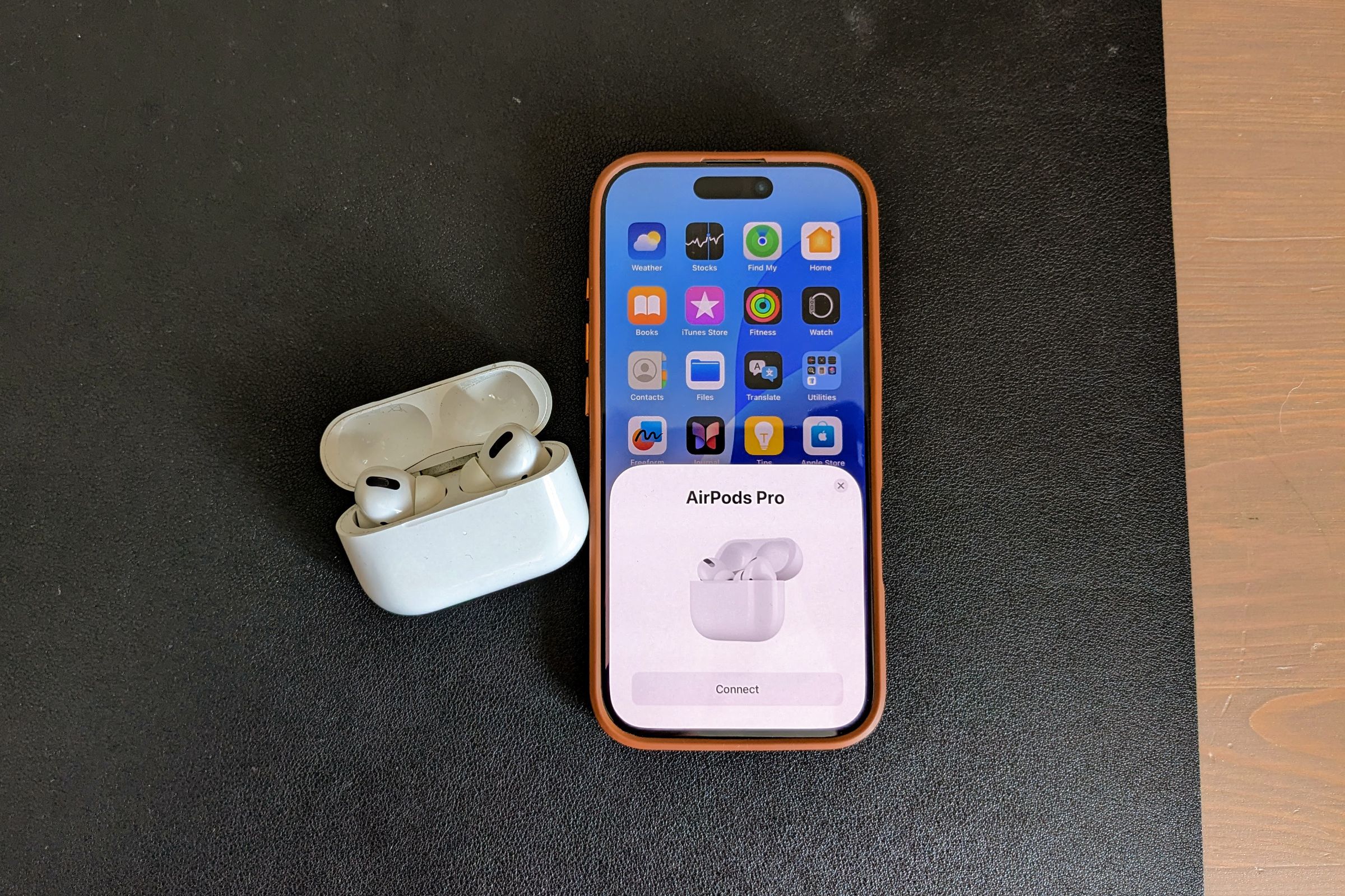 iPhone 16 Pro com AirPods Pro mostrando a caixa de diálogo Conectar.