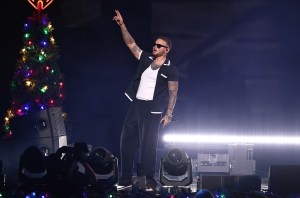 Kane Brown no Jingle Ball 2024 da iHeartRadio 102.7 KIIS FM no Intuit Dome em 06 de dezembro de 2024 em Los Angeles, Califórnia.