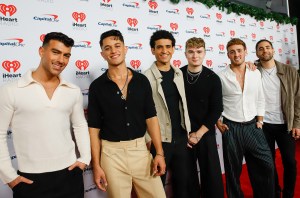 Nadav Philips, Ohad Attia, Sadik Dogosh, Neta Rozenblat, Aseel Farah as1one no Jingle Ball 2024 da iHeartRadio 102.7 KIIS FM no Intuit Dome em 06 de dezembro de 2024 em Los Angeles, Califórnia.