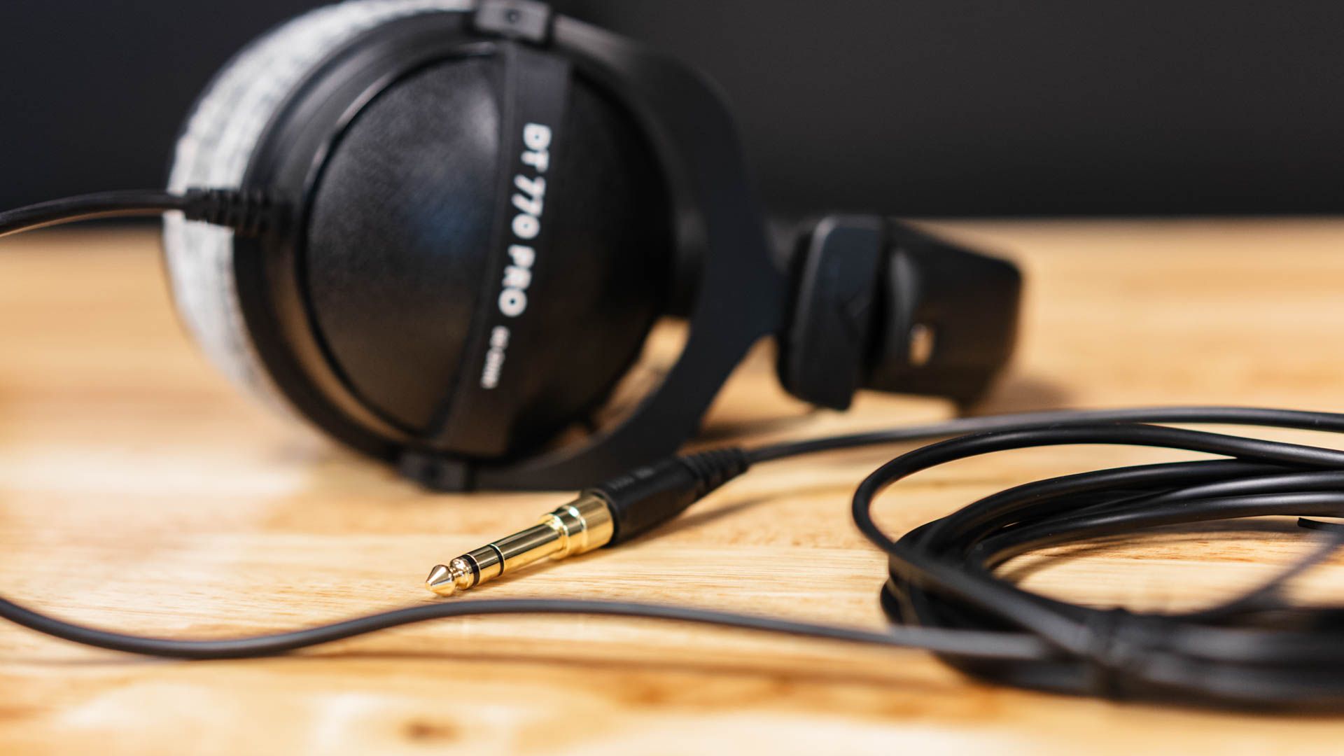 O plugue banhado a ouro nos fones de ouvido Beyerdynamic DT 770 PRO