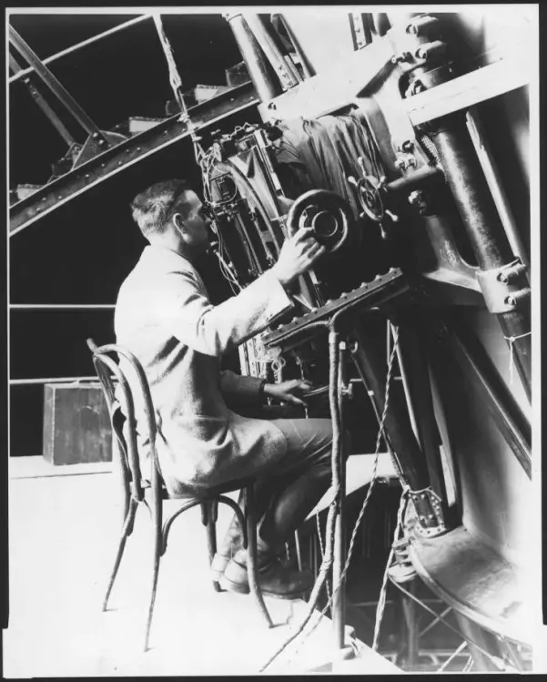 O astrônomo Edwin Hubble olhando através do telescópio Hooker