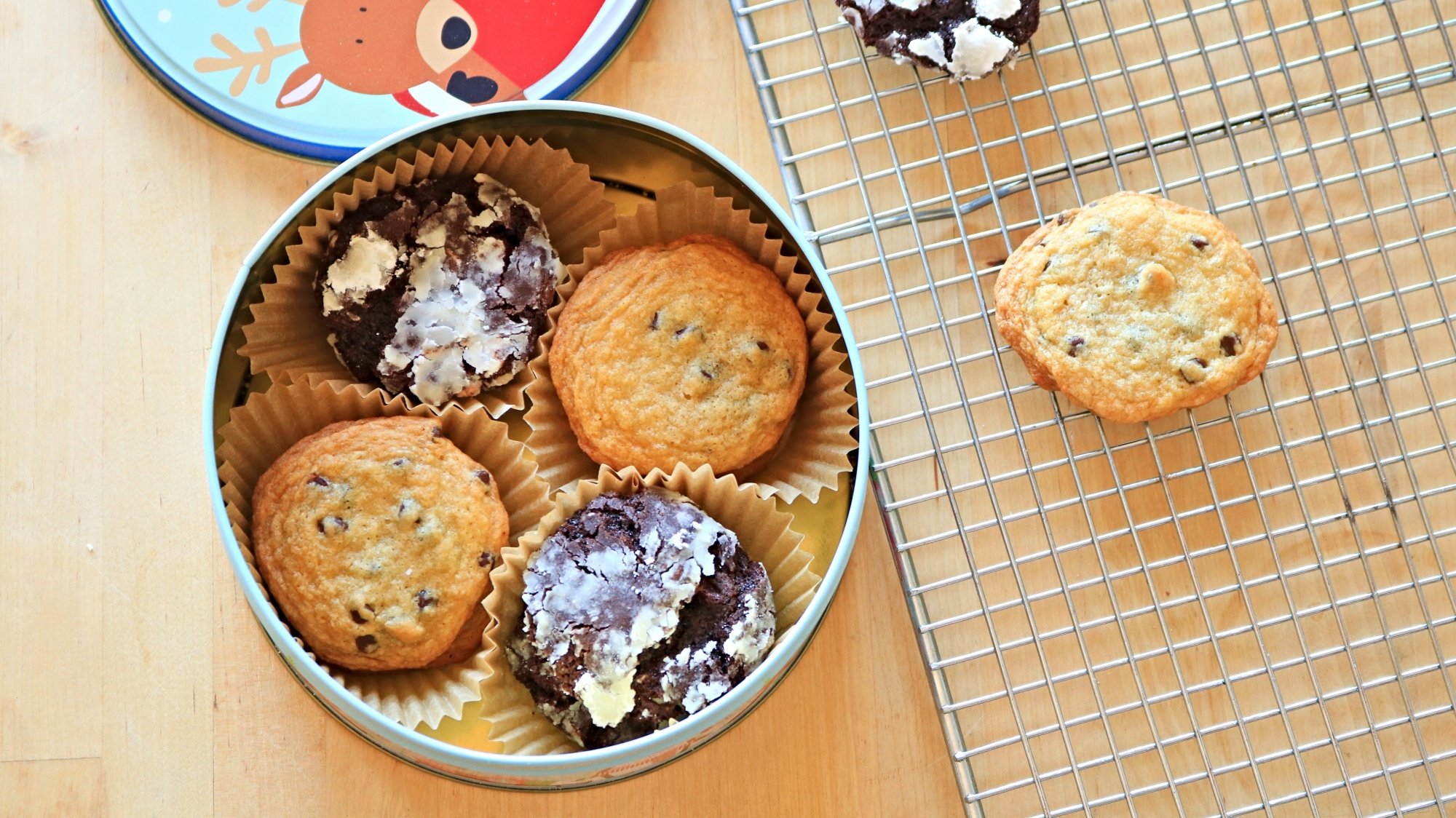 Biscoitos em uma forma ao lado de uma gradinha.