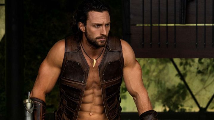 Aaron Taylor-Johnson como Kraven, o Caçador, olhando para longe em Kraven, o Caçador.