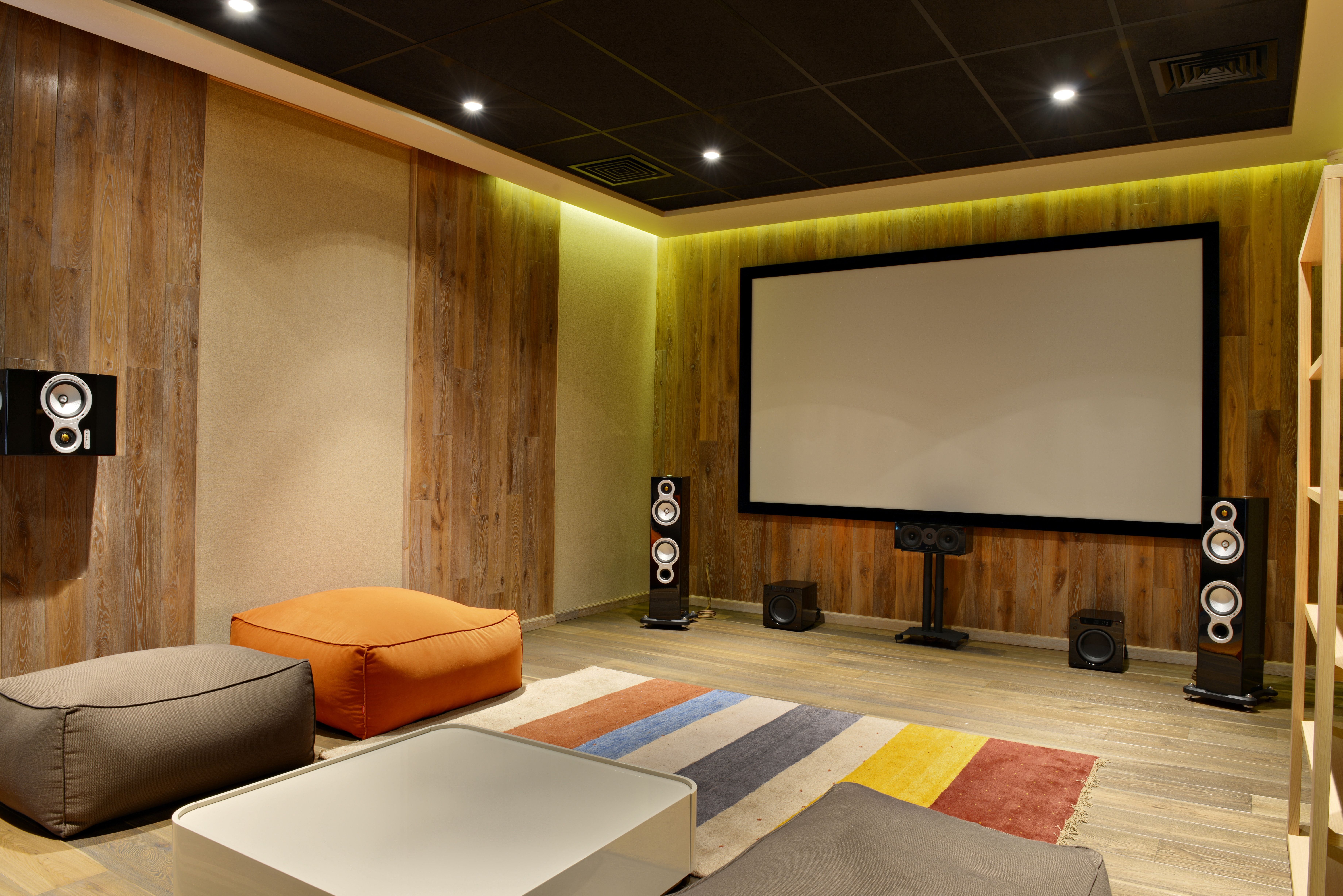 Uma configuração de cinema em casa elegante e profissional.