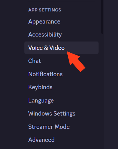 Captura de tela das configurações do aplicativo Discord, com uma seta apontando para voz e vídeo.