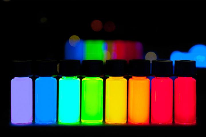 Pontos quânticos emitindo diferentes cores de luz.