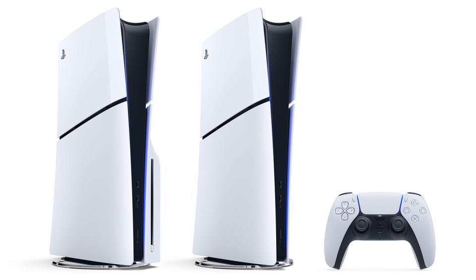 O PlayStation 5 Slim e o PlayStation 5 Slim Digital Edition, com um controlador Sony DualSense PS5. 