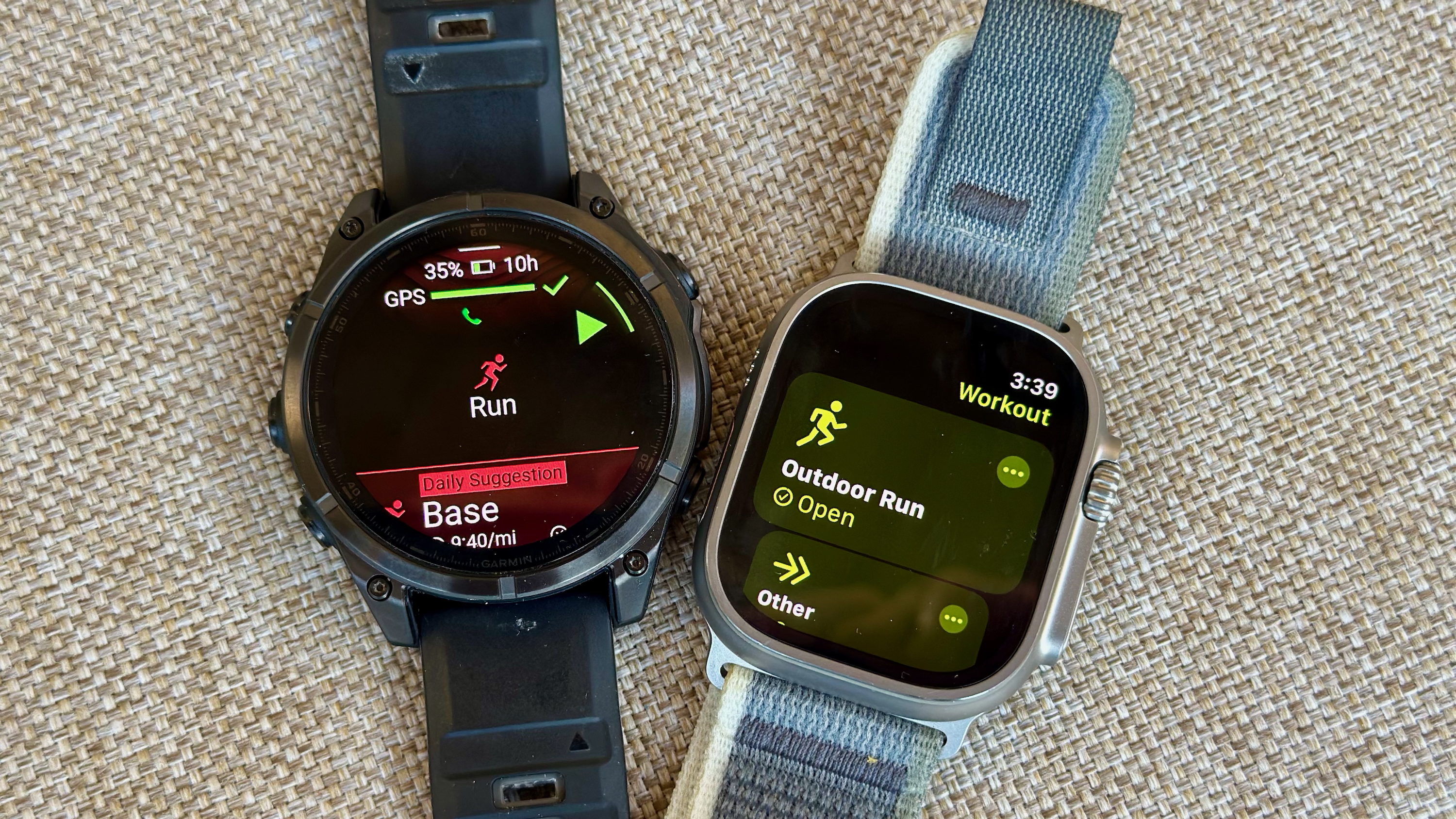 O Garmin Fenix ​​8 e o Apple Watch Ultra 2, ambos mostrando telas de início de atividade de execução.