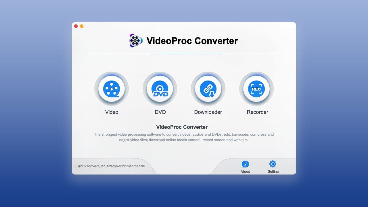 Interface do VideoProc Converter exibindo ícones para funções de vídeo, DVD, downloader e gravador em um fundo azul gradiente.