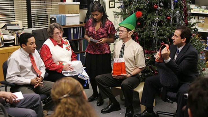 Oscar, Phyllis, Kelly, Dwight e Michael em uma festa de Natal em "O escritório."