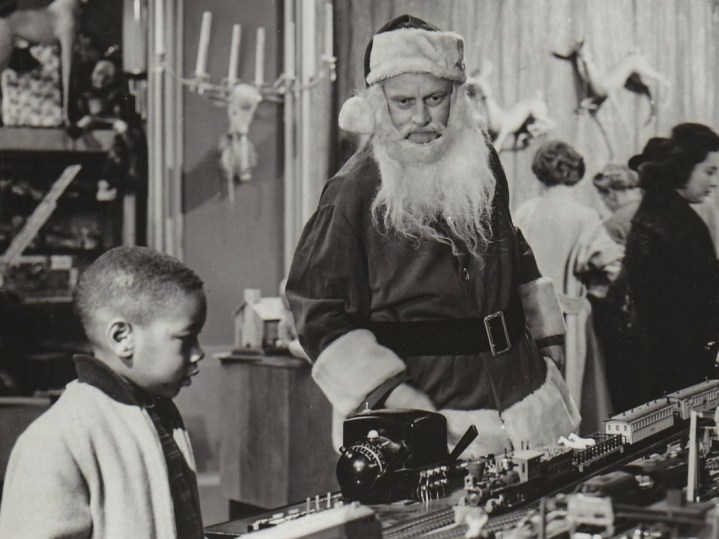 Um homem vestido de Papai Noel em "A Zona Crepuscular."