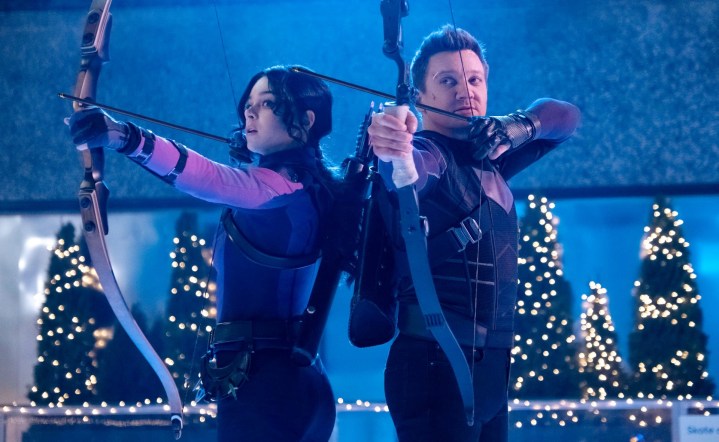 Dois arqueiros apontam seus arcos em Hawkeye.