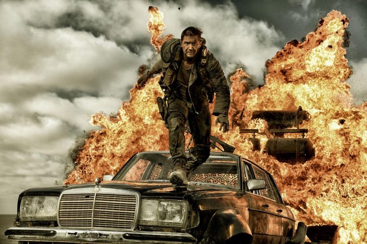 Max salta de um carro em Mad Max: Fury Road.