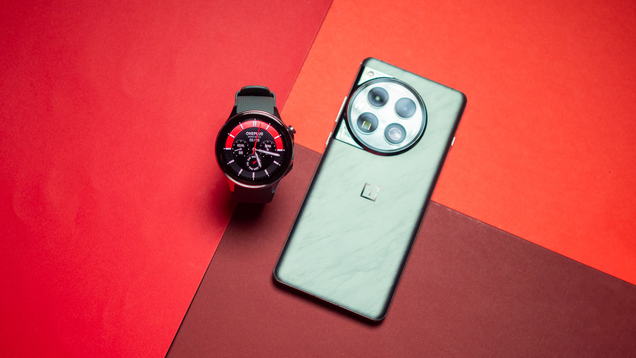 OnePlus Watch 2 ao lado do OnePlus 12