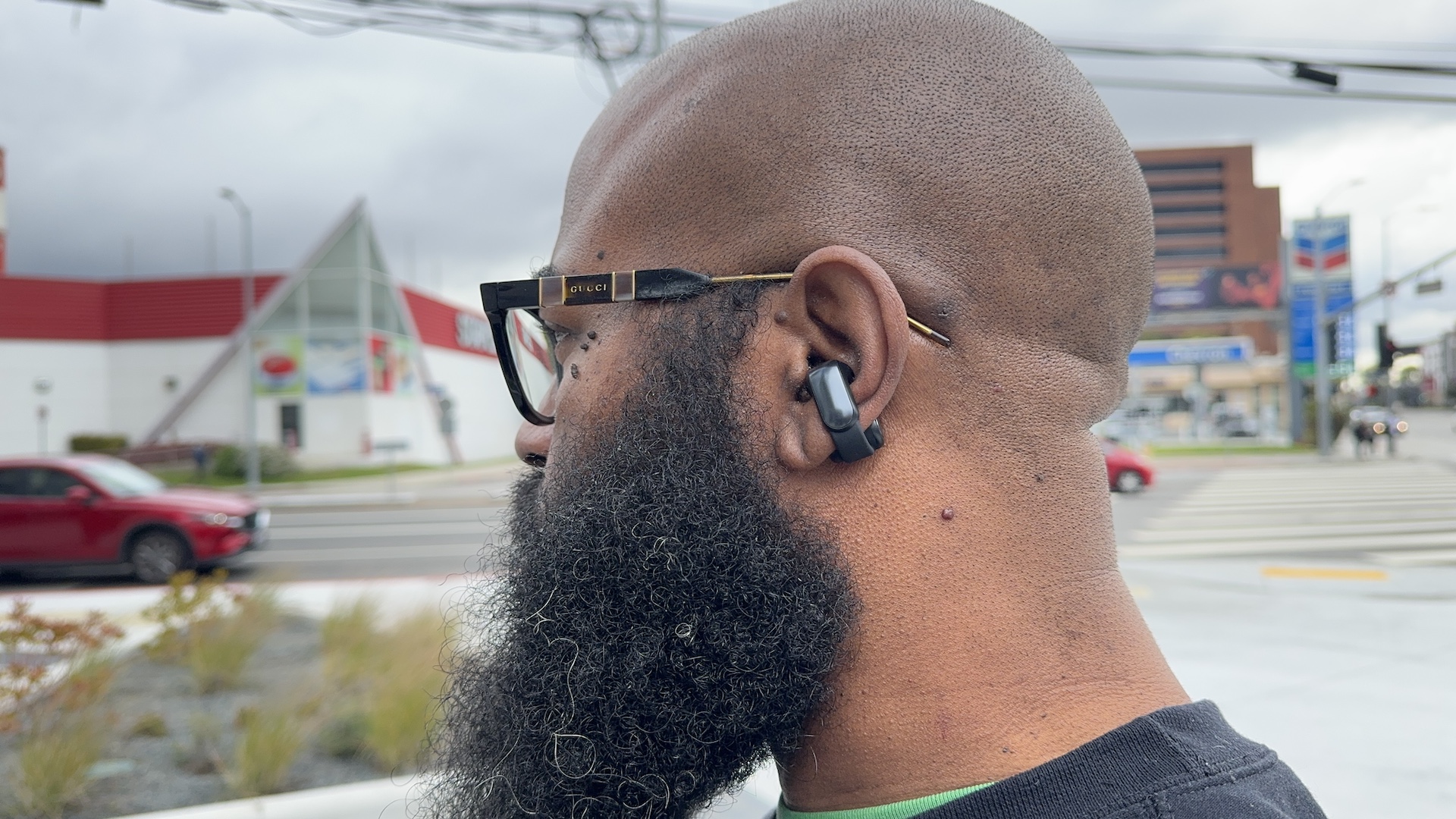 Fones de ouvido Bose Ultra Open sendo usados ​​em um ambiente urbano