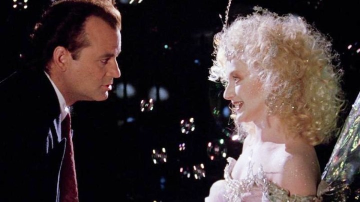 Um homem confronta uma fada em Scrooged.