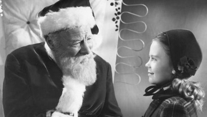 Papai Noel olha para uma garota em Miracle on 34th Street.