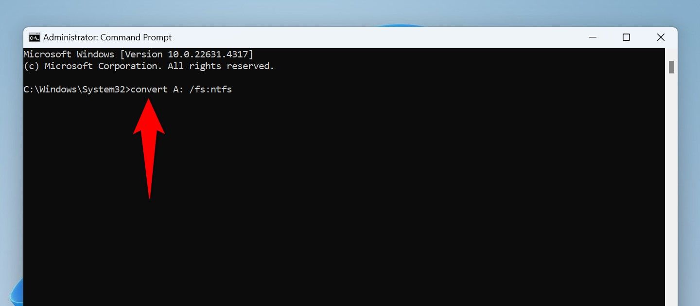 O comando para converter uma unidade em NTFS digitado no prompt de comando.