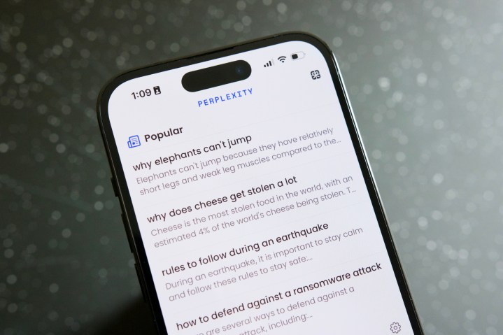 Aplicativo Perplexity AI em execução em um iPhone 14 Pro.