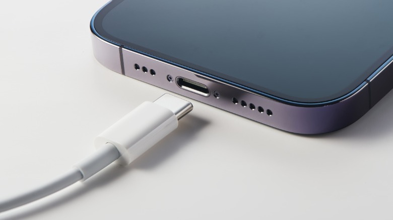 Cabo USB-C sendo conectado a um iPhone