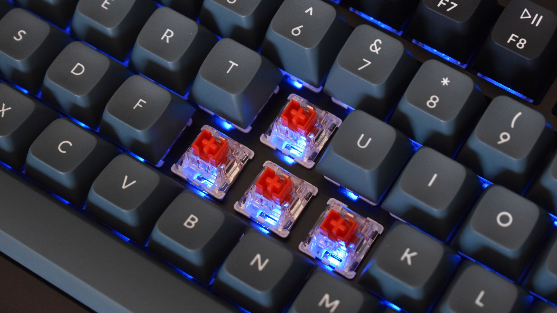 Chaves Keychron K Pro Red pré-lubrificadas com as teclas removidas.