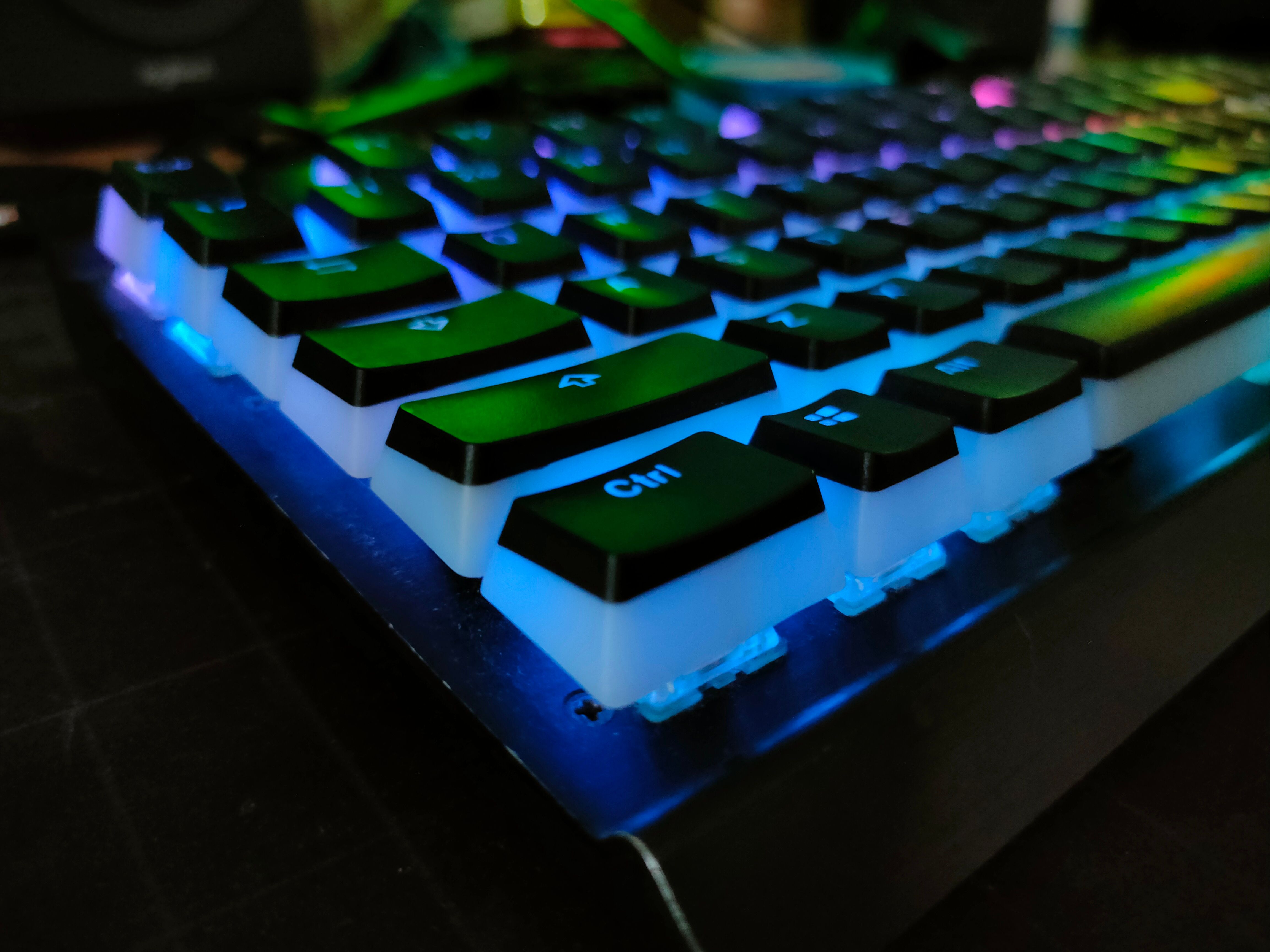 Um teclado Corsair K70 no escuro com teclas pudim e luzes RGB.