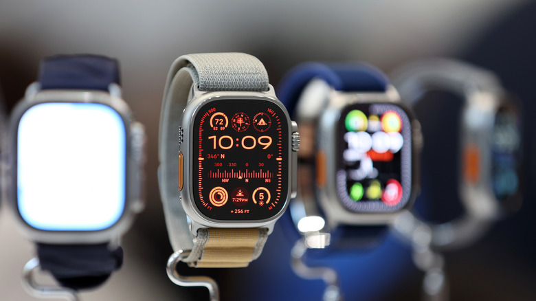 Vários Apple Watches em exibição