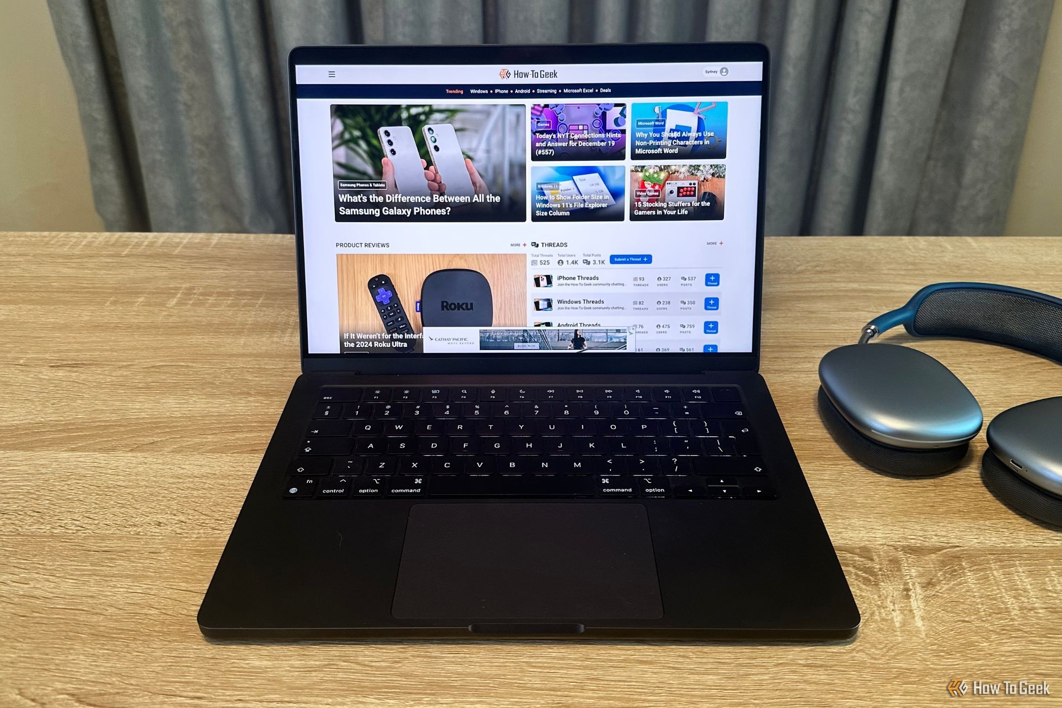 M4 Pro MacBook Pro com navegador aberto próximo ao AirPods Max.