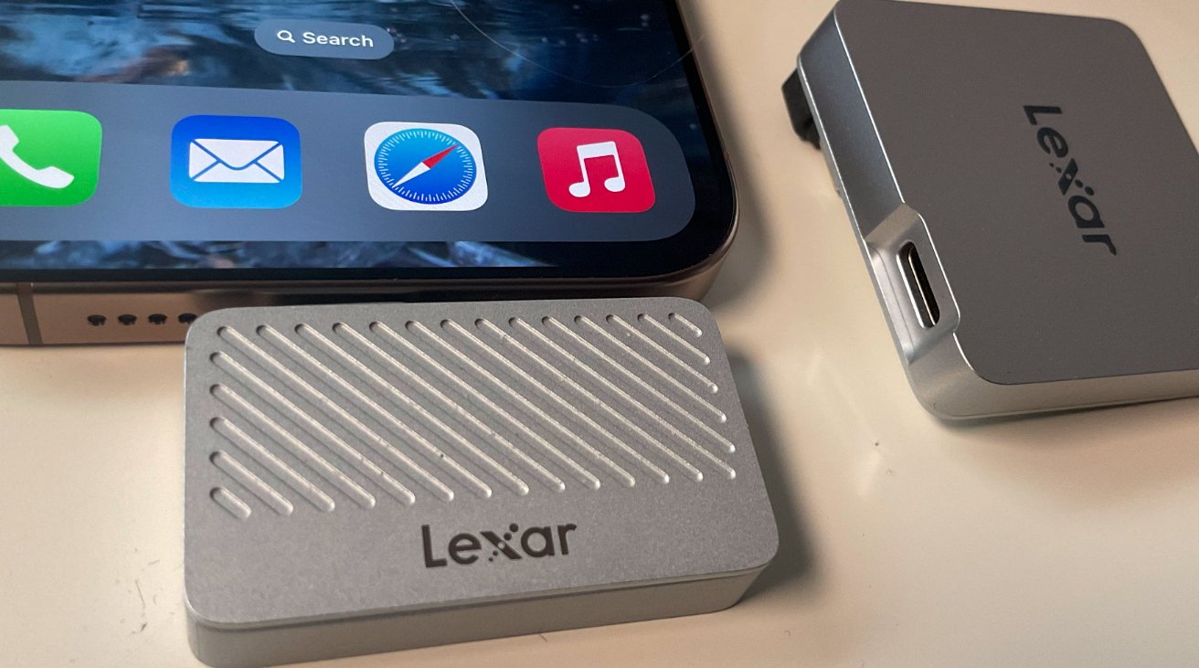 Smartphone exibindo ícones de aplicativos ao lado de dois dispositivos Lexar prateados, um com superfície estriada e outro com porta USB.