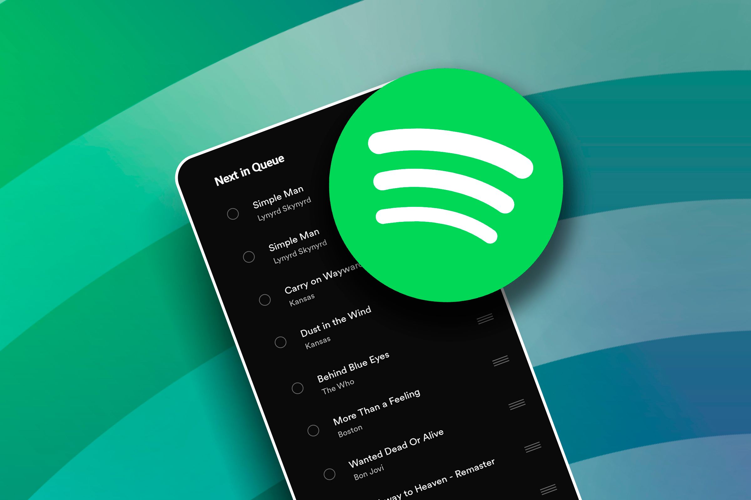 Tela de um smartphone com a fila de reprodução do Spotify aberta e o logotipo do Spotify na frente