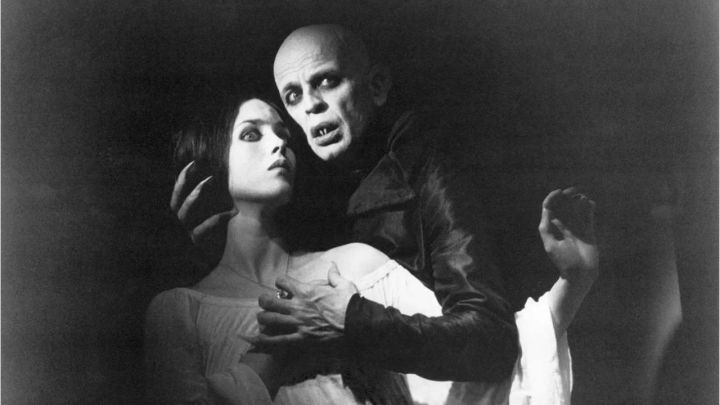 Isabelle Adjani e Klaus Kinski como Mina e Nosferatu se abraçando "Nosferatu, o Vampiro."