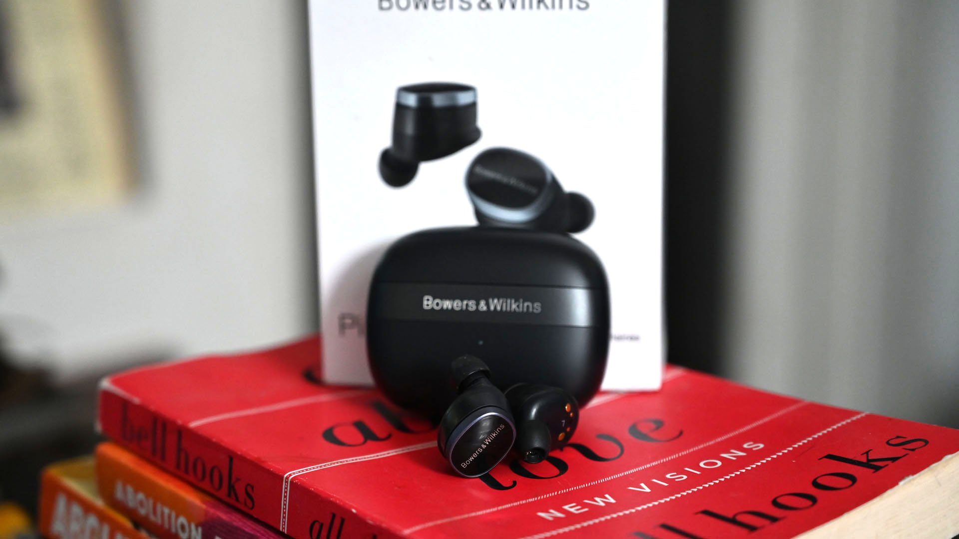 Foto dos fones de ouvido Bowers & Wilkins Pi8 com estojo de carregamento e caixa