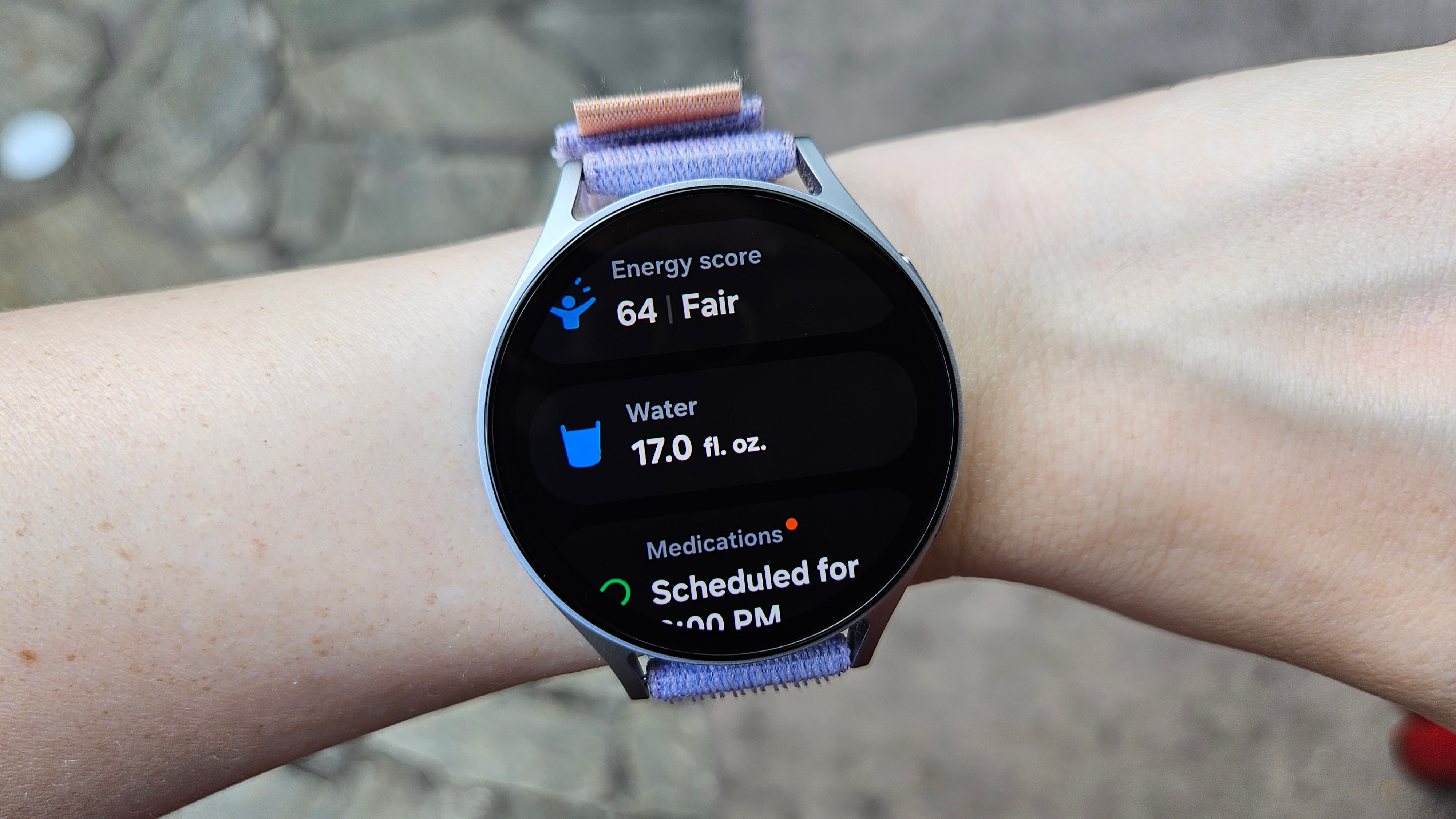 O Samsung Galaxy Watch 7 mostrando monitoramento de água e pontuações de energia no Samsung Health