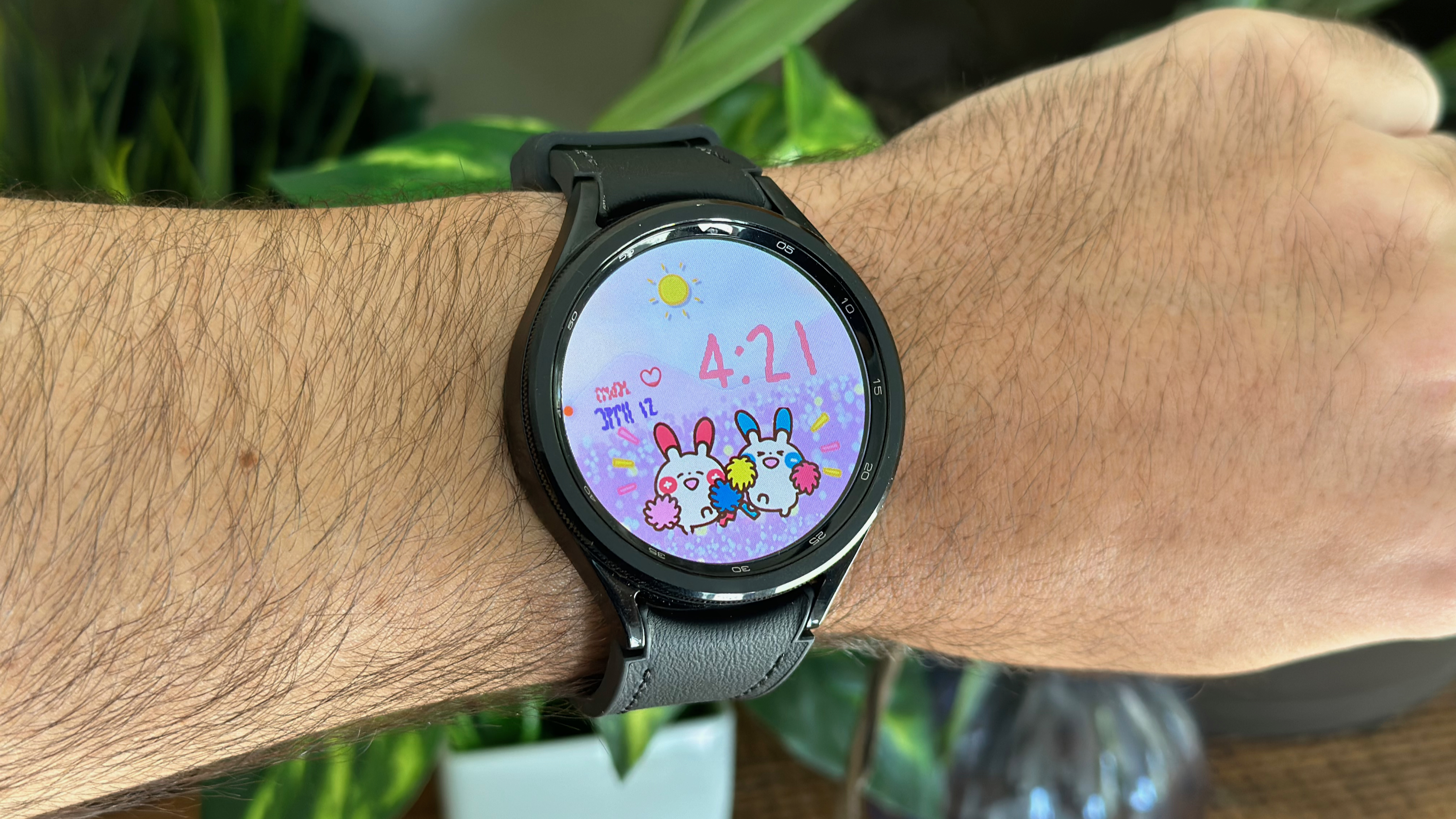 Um mostrador Facer personalizado mostrando dois Pokémon torcendo por você no Samsung Galaxy Watch 6 Classic